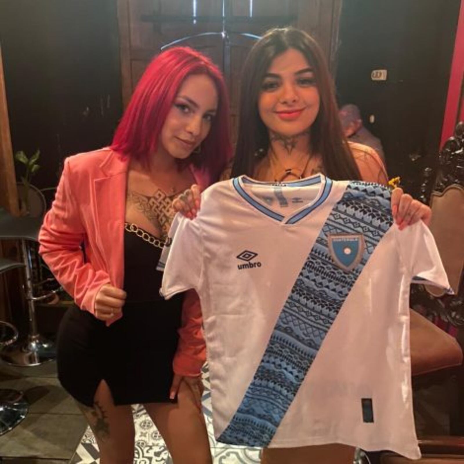 Kaeelen García sorprende a Karely Ruiz con la camisola de la Selección de Guatemala – Publinews