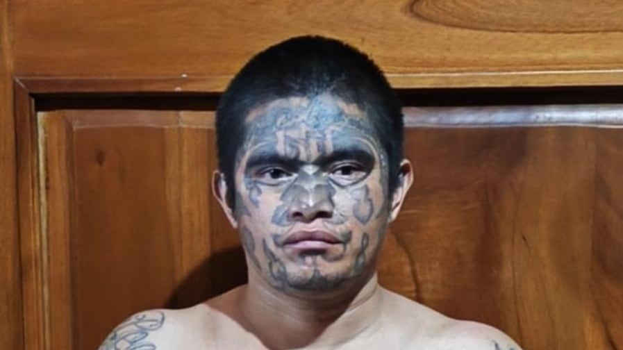 Detenido peligroso sicario del barrio 18 “El Enano”. Foto: PNC