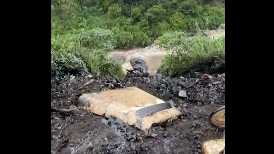 Un camión que transportaba aceite cayó en un barranco. (Foto: Redes sociales)