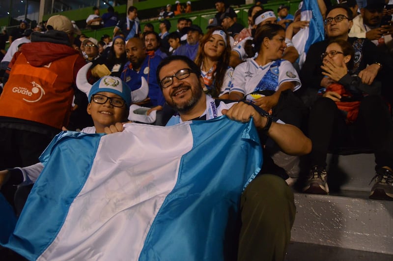 Así se vivió la victoria de Guatemala 4-2 a República Dominicada en el estadio Cementos Progreso. Foto: Kenneth Monzón