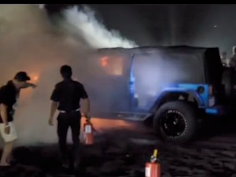 VIDEOS. Jeep quedó calcinado en la playa de Monterrico