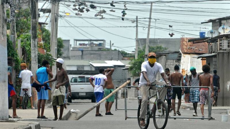 Ecuador sanciona a 10 mil personas por violar toque de queda por coronavirus