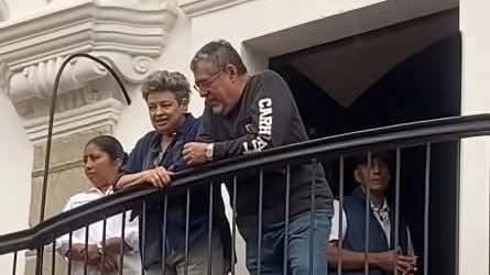 Captan al presidente Bernardo Arévalo junto con su esposa Lucrecia Peinado este Viernes Santo en Antigua Guatemala.