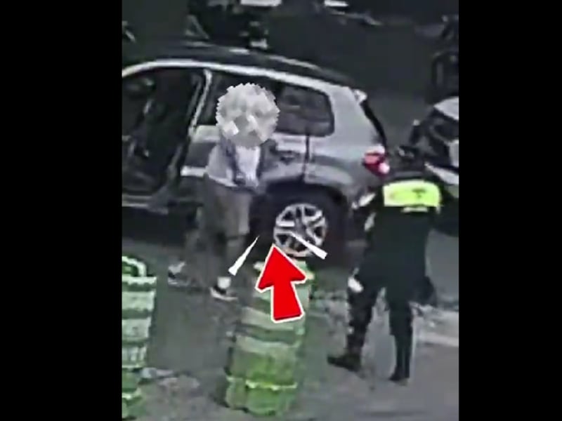 VIDEO. Conductor armado agrede a un agente de la PMT