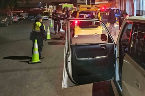 Despliegan operativo en Mixco por taxis piratas