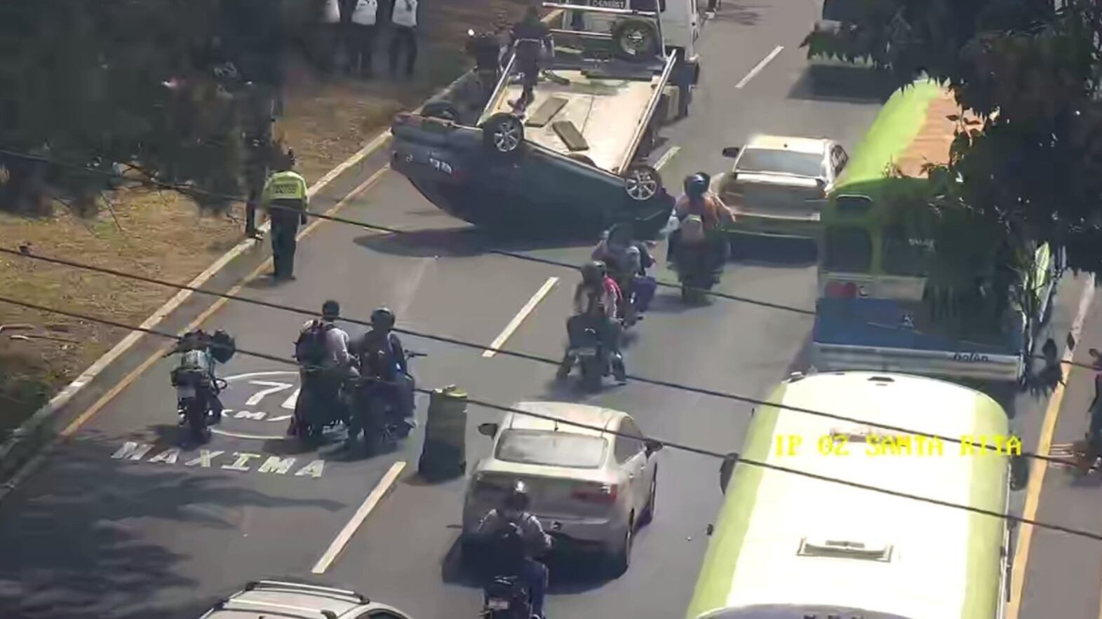 Así volcó el carro en la calzada Roosevelt