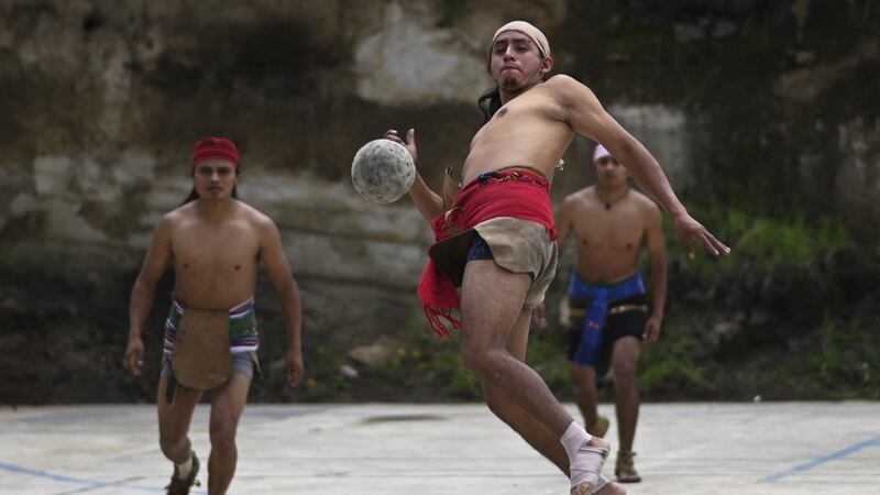 La pelota maya, una tradición que rebota de cadera en cadera