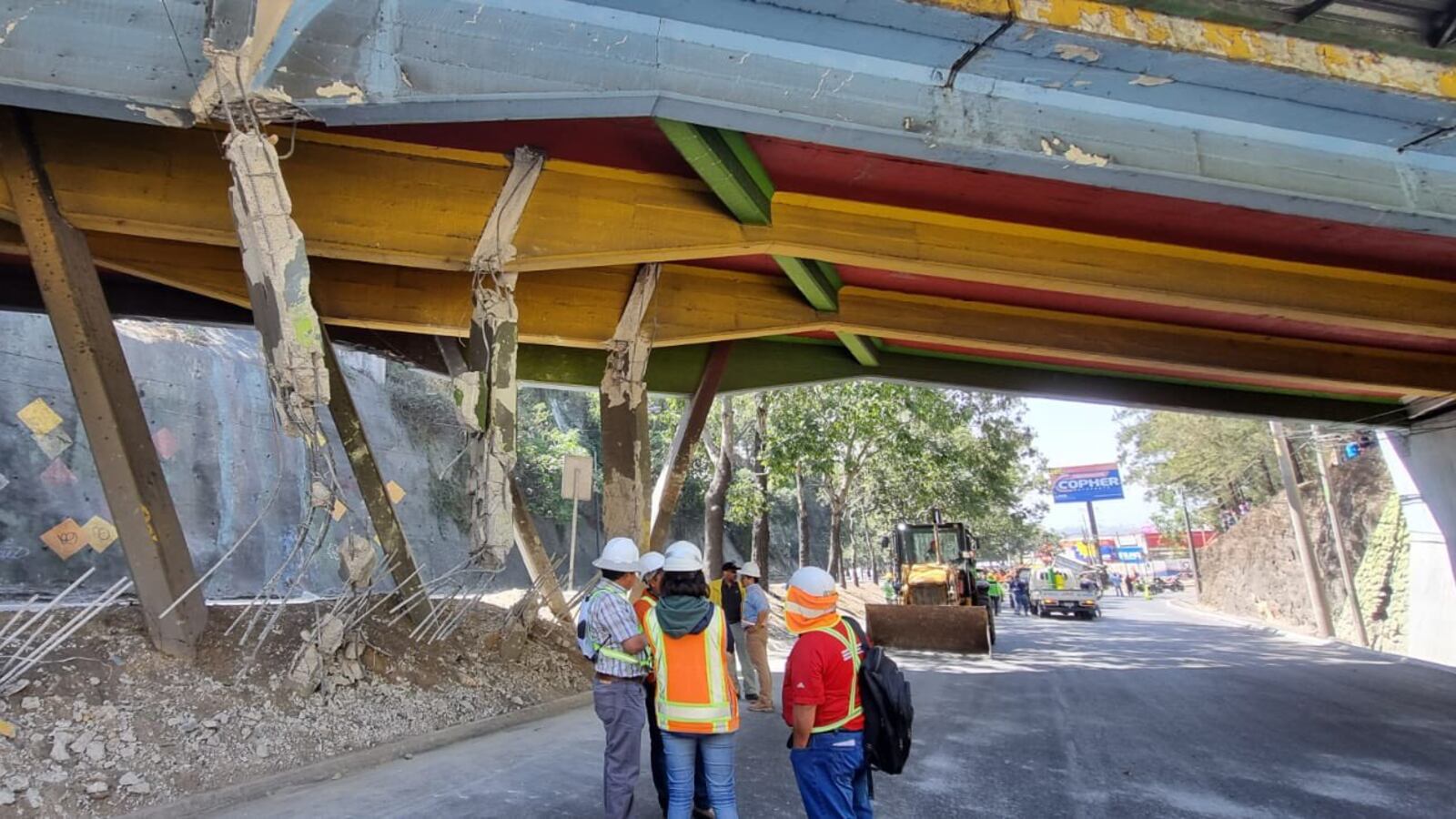 Municipalidad de Guatemala, en trabajo interinstitucional el #CIV, #MINDEF y #CONRED, coordina trabajos de inspección inmediata para evaluar los daños del puente dañado. Foto Ministerio de Comunicaciones.