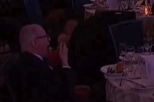 ¿Quién es el hombre que siguió comiendo tranquilamente durante el tiroteo a Trump?