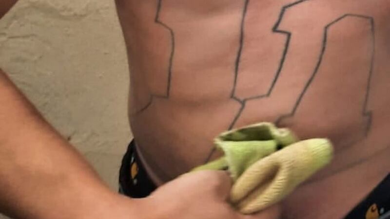 Pandilleros se maquillan los tatuajes para ingresar a Guatemala