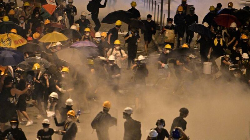Hong Kong: Policía recupera control del Parlamento tras invasión de manifestantes