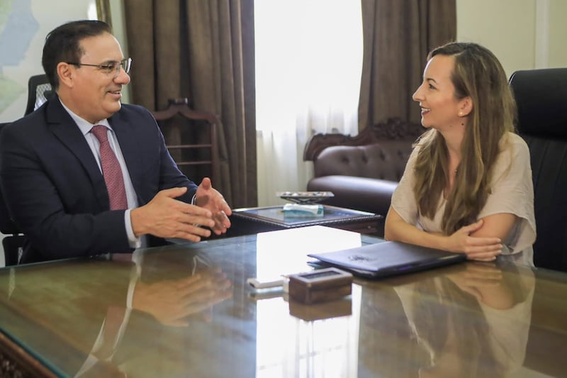 El ministro de Gobernación, Marco Villeda, junto con la embajadora británica en Guatemala, Juliana Correa.