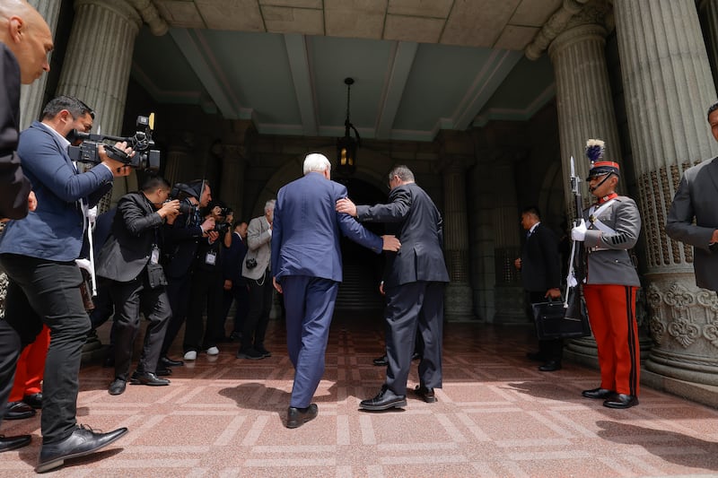 El presidente de Alemania, Frank-Walter Steinmeier, y su homólogo Bernardo Arévalo durante un recorrido en el Palacio Nacional de la Cultura.