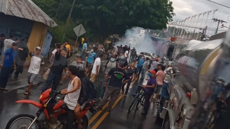 Persiste bloqueo en Cuyotenango tras enfrentamiento con PNC