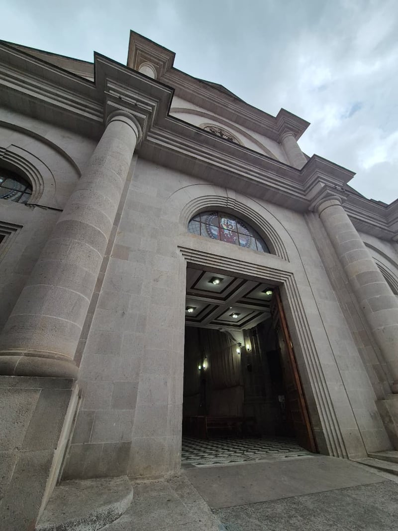La principal iglesia en el centro de Quetzaltenango es la Catedral del Espíritu Santo, ubicada en la esquina sureste del Parque Central.
