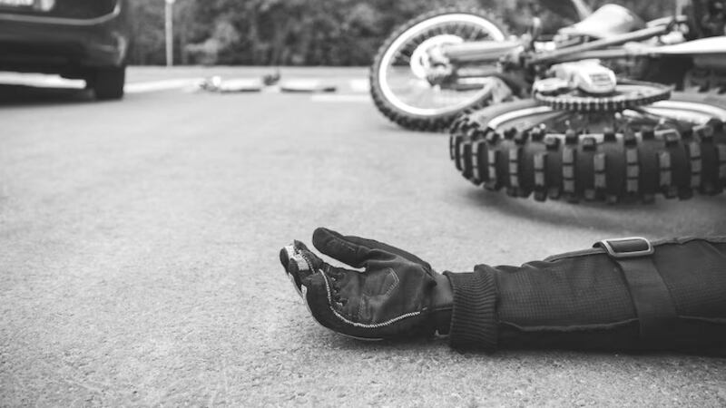 VIDEO. Participaba en una carrera clandestina, atropelló a un niño y los vecinos incendiaron la motocicleta