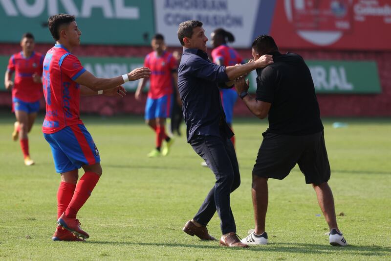 El Órgano Disciplinario de la Liga Guate-Banrural decidió imponer una multa de 10 mil quetzales y una sanción de seis meses al técnico de Municipal, Sebastián Alejandro Bini.