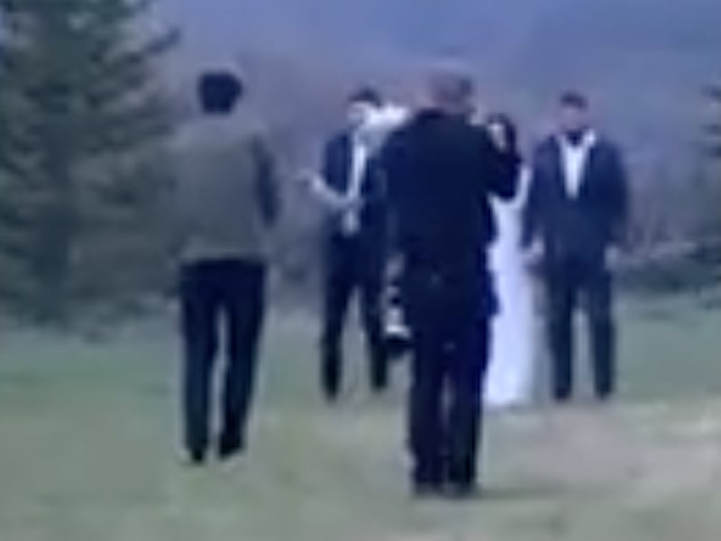 VIDEO: Novios se incendian durante la ceremonia de boda