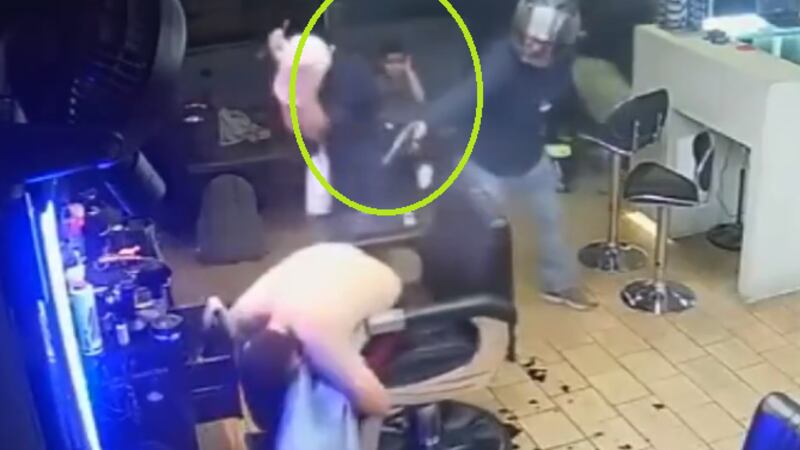 SIN PIEDAD l Asesinan a hombre frente a su pequeño hijo en una barbería de la zona 18