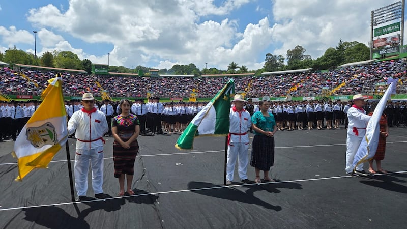 La 57 promoción de la PNC y sus familiares llenaron el estadio "La Pedrera". Foto: Stanley Herrarte