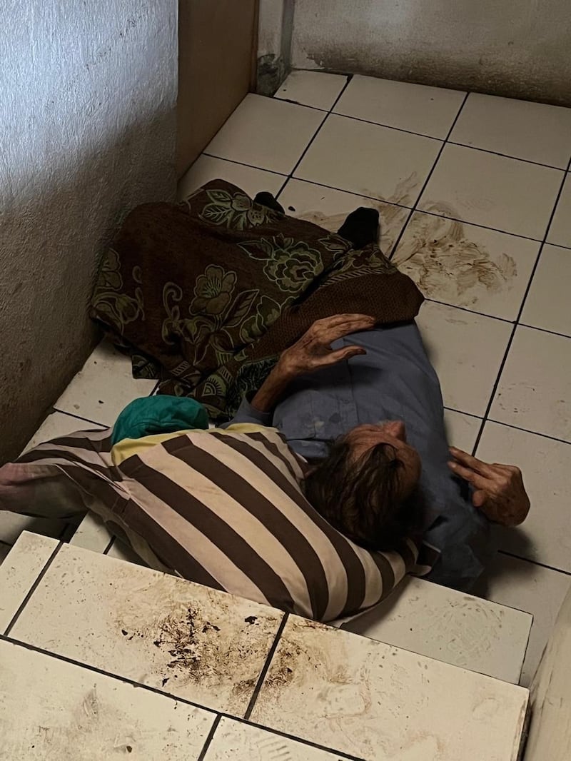 El adulto mayor presentaba un golpe en la espalda producto de una caída. Foto: PGN