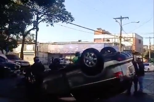 Carro volcado en zona 9 complica el tránsito este miércoles