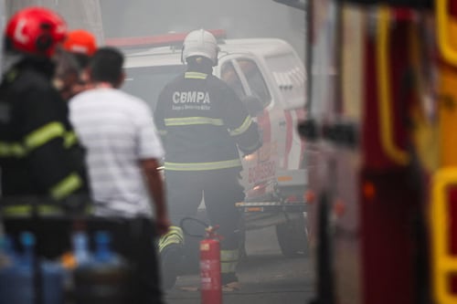 VIDEO. Voraz incendio consume instalación donde se realizaba una conferencia de la ONU