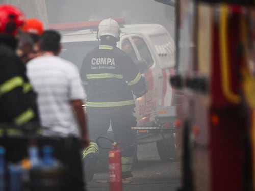 VIDEO. Voraz incendio consume instalación donde se realizaba una conferencia de la ONU