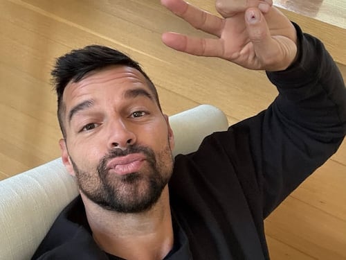Reina de belleza señala que su novio le fue infiel con Ricky Martin