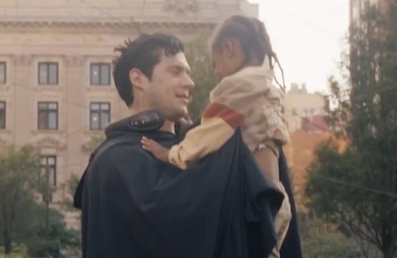 ¡Así se gana el corazón de todos!
David Corenswet fue captado conviviendo con niños en el set de #Superman.