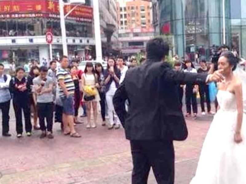 VIDEO. Novio suspende boda al enterarse que su pareja era madre de cuatro niños