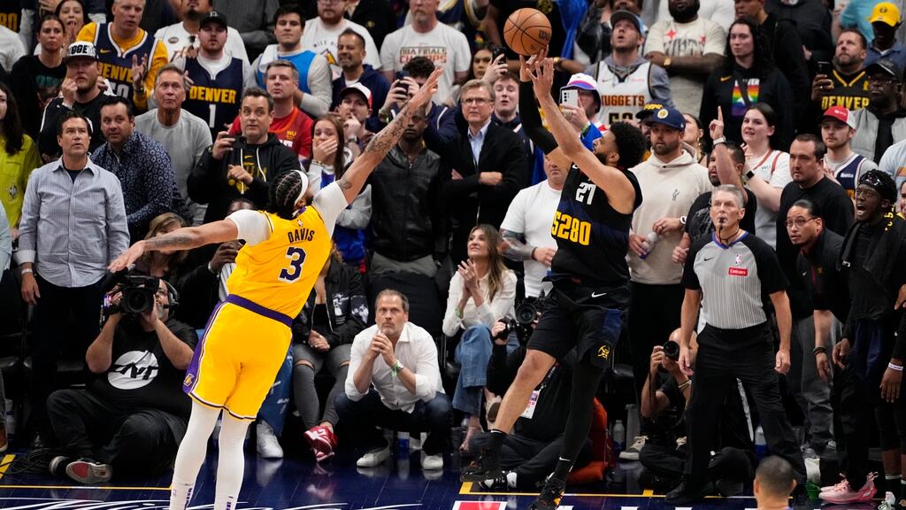 Jamal Murray canasta contra la chicharra ante los Lakers.
