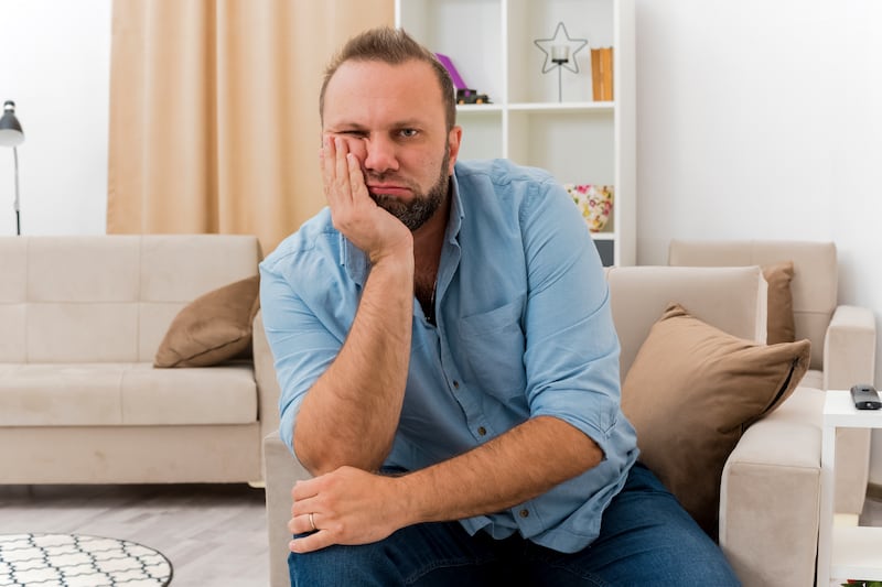 Este término se refiere a los cambios hormonales asociados al envejecimiento masculino, marcados principalmente por la disminución de testosterona. Foto: Magnific.