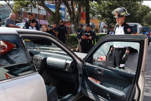 VIDEO. Momento en que atacan a pareja de adultos mayores en la calzada Roosevelt