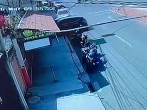 VIDEO: Conductor pierde el control y se empotra en vivienda en zona 2