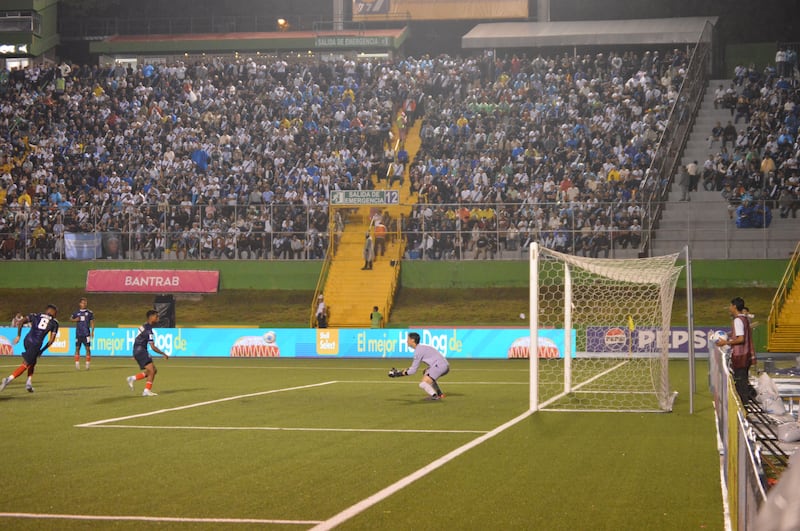 Remate y Nicholas Hagen está atento en el partido de Guatemala vs República Dominicana. (Foto: Kenneth Monzón)