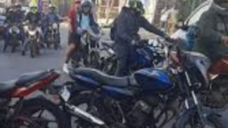 VIDEO. Motoristas rodean y agreden a conductor en zona 5