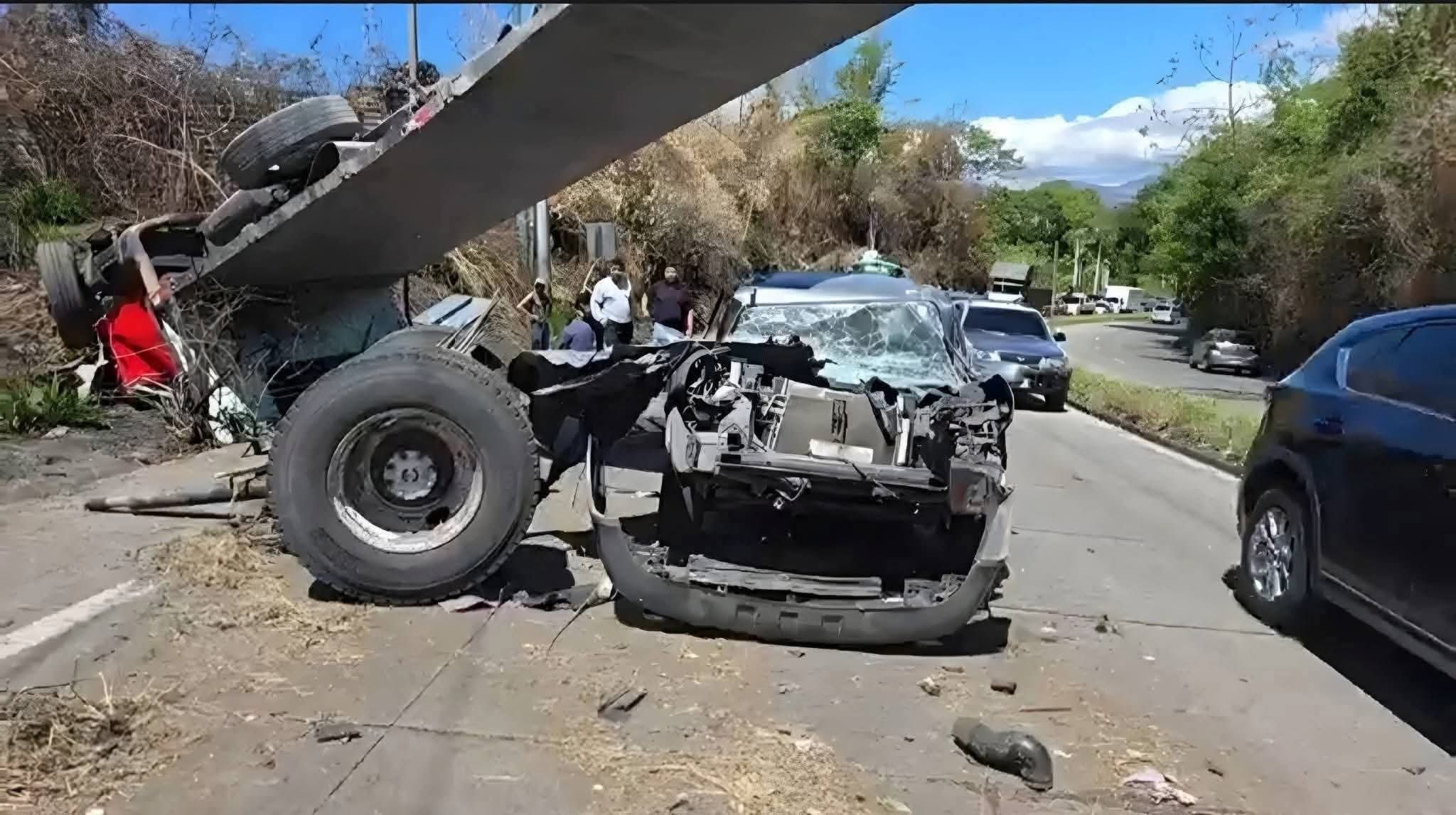 Camión vuelca y aplasta una camionetilla en ruta a El Salvador