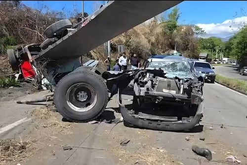 Camión vuelca y aplasta una camionetilla en ruta a El Salvador