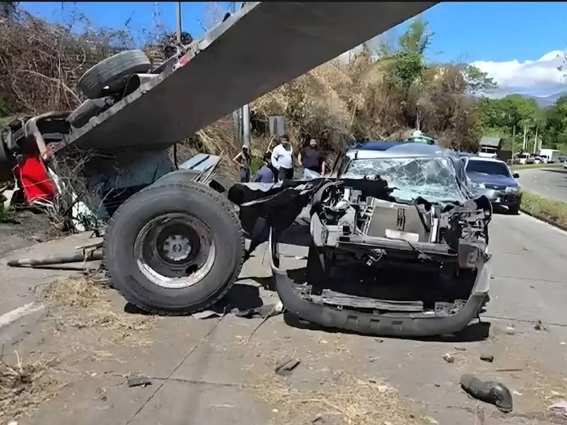 Camión vuelca y aplasta una camionetilla en ruta a El Salvador