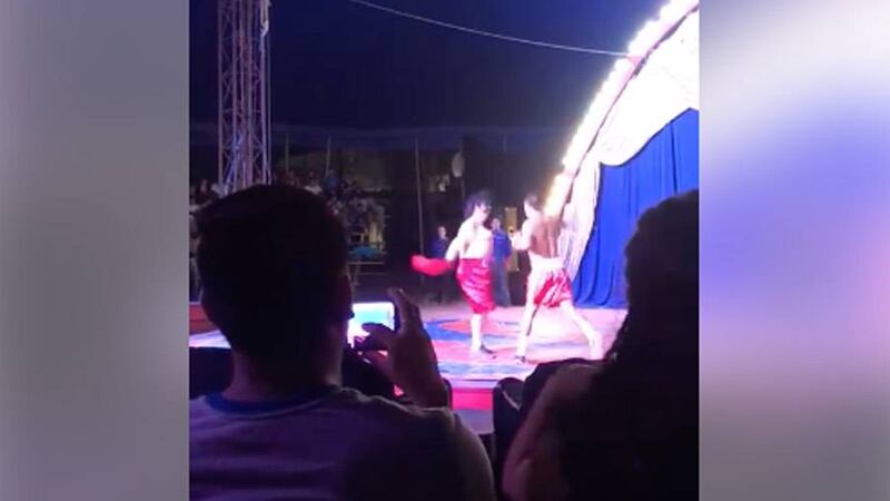 VIDEO. La pelea de Neto Bran y Tres Kiebres ya se puede disfrutar en el circo