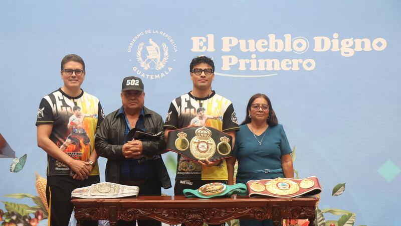 Lester Martínez junto a sus padres visitan al presidente Bernardo Arévalo