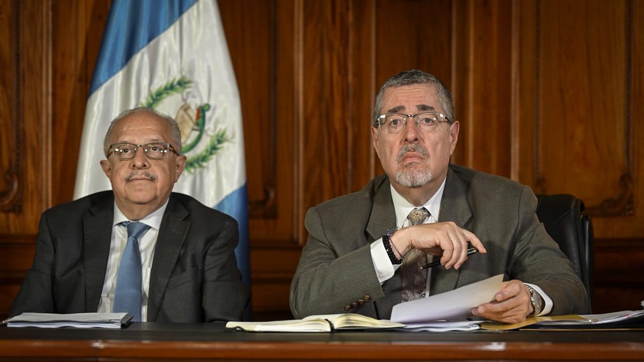El presidente Bernardo Arévalo junto con el canciller Carlos Martínez.