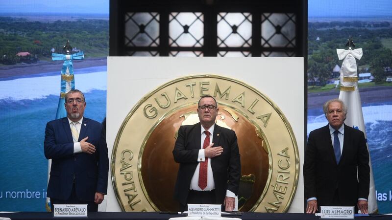 "Si es necesaria mi vida para que usted tome posesión, ahí la tiene", dice Giammattei a Arévalo