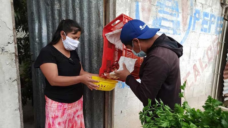 Agricultores y productores de Zaragoza, Chimaltenango, donan frutas y verduras a vecinos