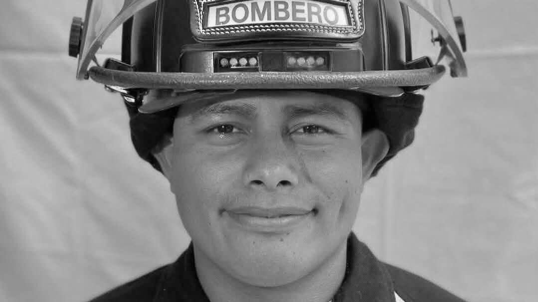 Hace varios días Kevin se graduó como bombero para servir a la población. Foto: Noti Seis