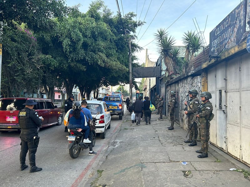 Soldados y policías en Mixco.