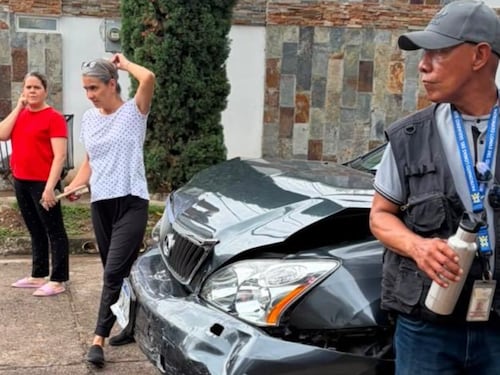 VIDEO. Conductora choca 13 carros dentro de un residencial en Honduras