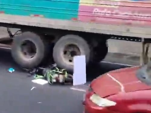 Video: Motorista se salva de morir tras quedar bajo un tráiler en la Ruta al Pacífico