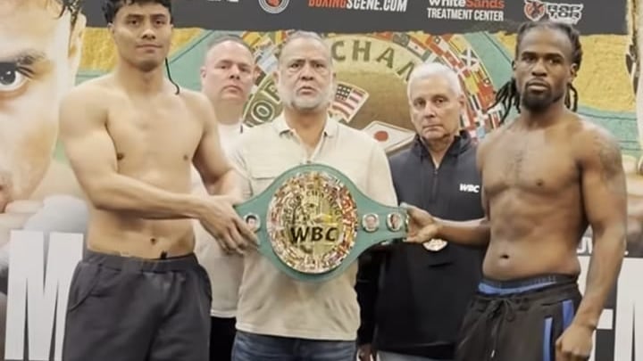 El pesaje oficial de los boxeadores, el guatemalteco Lester Martínez y el estadounidense Immanuwel Aleem. Foto: DCA